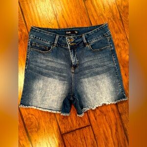 Royalty Ladies Shorts, size 13.